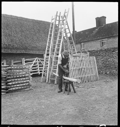 Un hombre fabricando una escalera de sauce en el pueblo de Aston de George R. Long