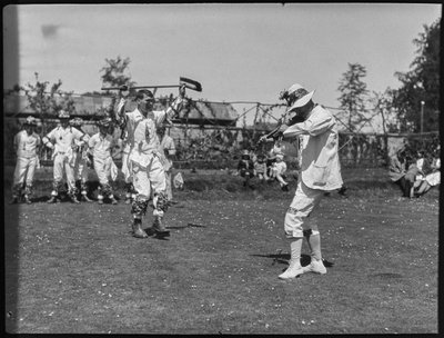 Miembros de la compañía Bampton Morris bailando de George R. Long