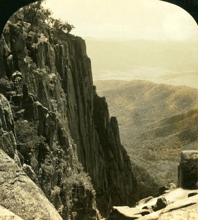 El lado norte del desfiladero, Buffalo Ranges, Victoria, Australia, c. 1909 de George Rose