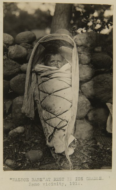 "Washoe Babe" descansando en su cuna. Alrededores de Reno de George W. Ingalls