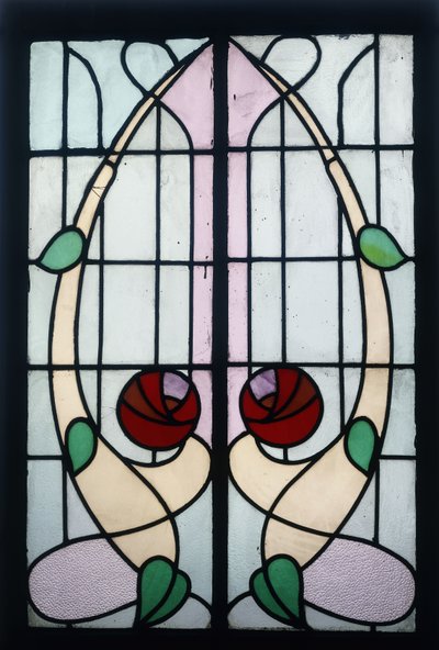 Un panel de vidrio que representa rosas estilizadas de George Walton
