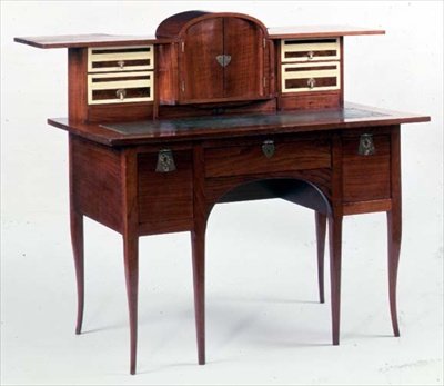 Escritorio con incrustaciones y accesorios de latón (madera de caoba) de George Walton