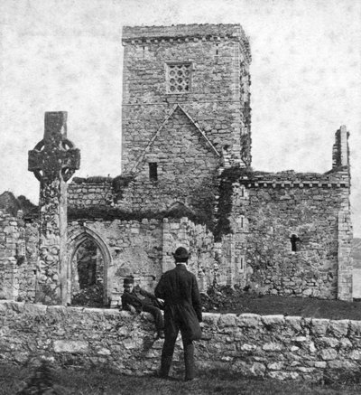 Ruinas de la catedral y la Cruz de San Martín, Iona, Argyll y Bute, Escocia, finales del siglo XIX de George Washington Wilson