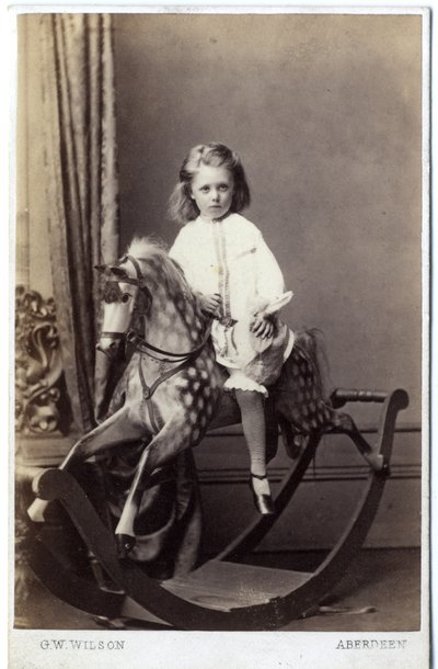 Niña sentada en un caballo de juguete, 1860s de George Washington Wilson