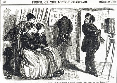 Caricatura que representa a un fotógrafo de retratos pomposo pidiendo lo imposible al sujeto de George du Maurier