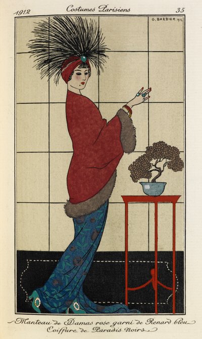 Manteau de Damas rose garni de Renard bleu Coiffure de Paradis noirs. Costumes Parisiens nº 35. La mujer lleva un abrigo rosa damasco forrado de pieles sobre un vestido azul estampado, y un tocado de plumas con una piedra azul de Georges Barbier