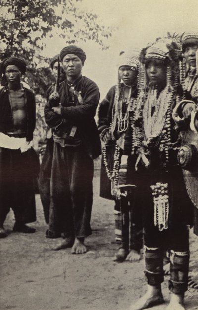 Birmania: Hombres akha con mujeres con todas sus galas (foto b/n) de Georges Bertin Scott