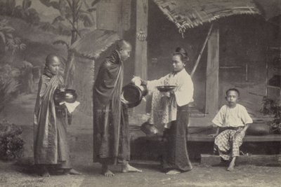 Birmania: El Pongyi con su cuenco de mendicidad (foto en blanco y negro) de Georges Bertin Scott