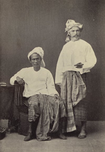 Birmania: El autor en traje birmano (1878) con un compañero de fútbol (foto b/n) de Georges Bertin Scott