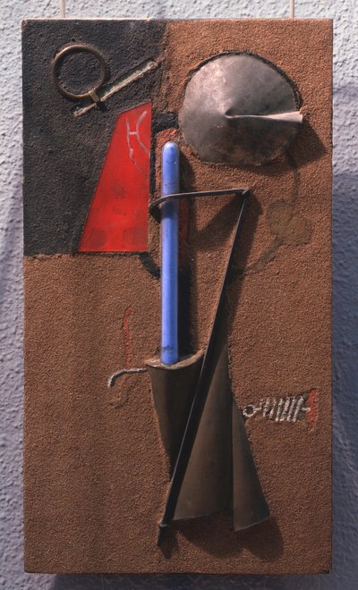 Construcción coloreada de materiales, número 7. (bodegón). Obra de Georgi Avgustovich Stenberg (1900-1933), madera, metal, vidrio, arena sobre madera de Georgii Avgustovich Stenberg