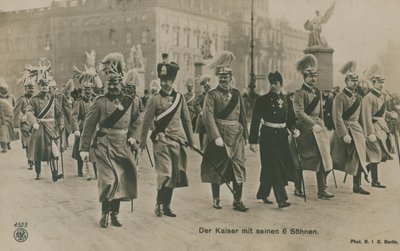 El Kaiser Guillermo II de Alemania con sus seis hijos. Postal enviada en 1913. de German Photographer