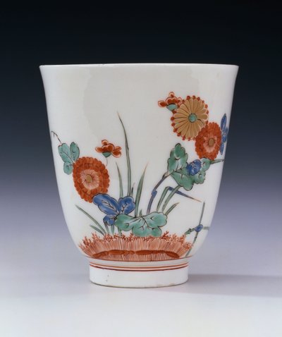 Un vaso acampanado Bottger Kakiemon pintado con crisantemo y hierbas de German School