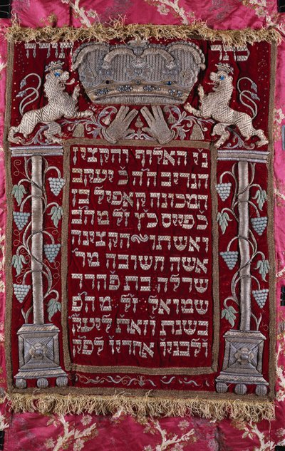 Un raro parochet alemán con joyas (cortina del arca de la Torá) de German School
