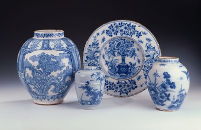 Una selección de cerámicas azules y blancas de Frankfurt en estilo chino, c.1680-90 de German School
