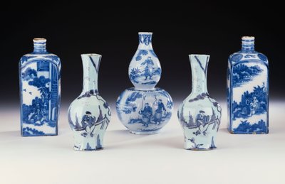 Una selección de cerámicas azules y blancas de Frankfurt en estilo chino, incluyendo dos frascos de licor azules y blancos de Frankfurt, un par de jarrones octogonales Yan Yan de Frankfurt y un jarrón de calabaza doble azul y blanco de Frankfurt, c.1700-10 de German School