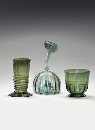 Un vaso Waldglas, un strangenglas y un kuttrolf de German School
