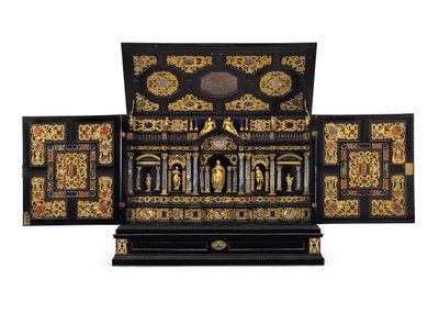 Un Gabinete de Mesa de Ébano, Madera de Rey y Ébano Ebonizado con Montura de Metal Dorado, Cristal de Roca y Piedra Dura, Augsburgo, c.1630-40 de German School