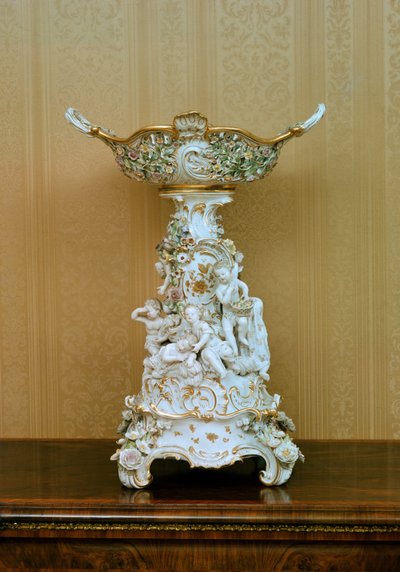 Soporte para pasteles con querubines que representan las estaciones, c.1830 de German School