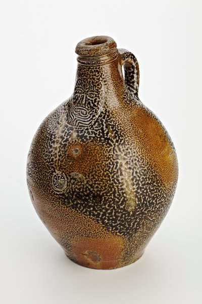 Botella de Colonia decorada con una cara grotesca, c.1600-50 de German School