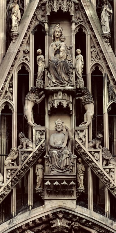 Detalle de la Virgen y el Niño, del frontón sobre el portal central en la fachada oeste, comenzado en 1277 de German School