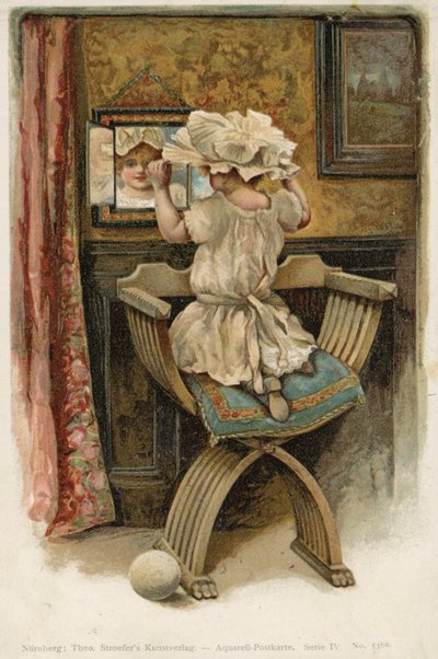 Niña con sombrero mirando su reflejo en el espejo de German School