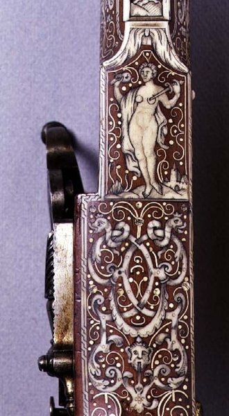 Mango de un rifle de rueda decorado con figuras de marfil y arabescos de German School