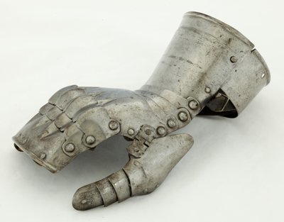 Guantelete izquierdo, c.1490-1510 (restaurado siglo XIX) de German School