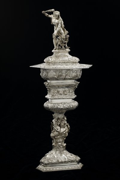 Copa y tapa de obra maestra de German School