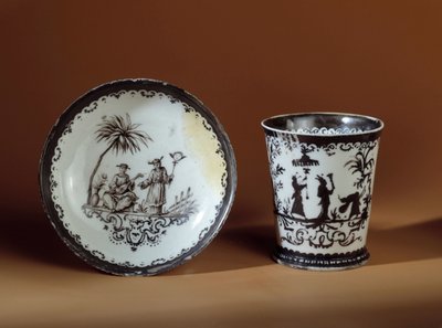 Taza en forma de jarra y platillo Bottger de porcelana Maissen, decorada con tiendas chinas en Ausbourg de German School