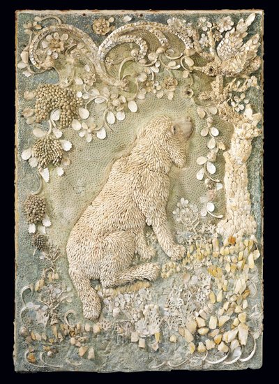 Uno de un par de perros sentados de Luis XV modelados en relieve, dentro de un entorno similar a una gruta de German School