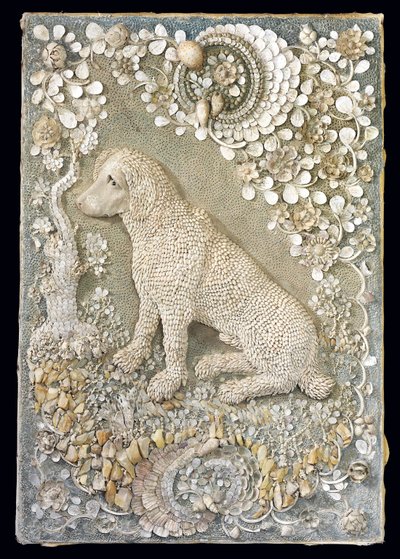 Uno de un par de perros sentados estilo Luis XV modelados en relieve, dentro de un entorno similar a una gruta de German School
