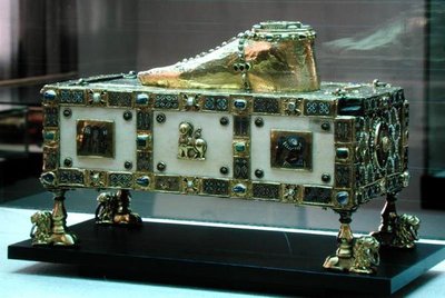 Altar portátil de San Andrés, también conocido como el Santuario de Egbert, hecho por el taller de orfebres patrocinado por el Arzobispo Egbert de Trier, c.980-990 de German School