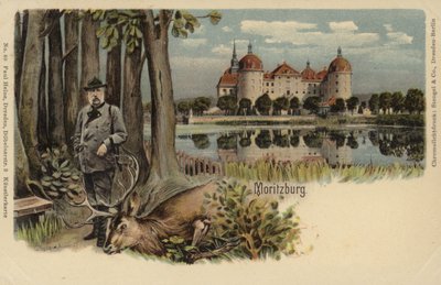 Postal que muestra a un hombre con un ciervo abatido con el castillo de Moritzburg al fondo de German School