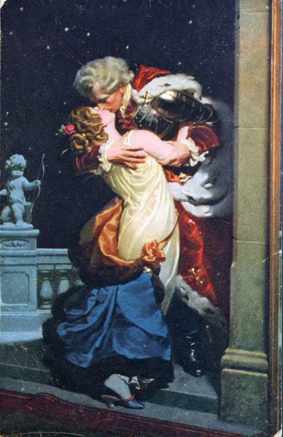 Postal que representa a una pareja del siglo XVIII besándose de German School