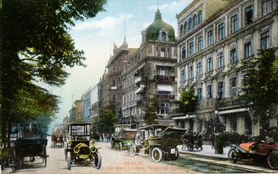 Postal que muestra Unter den Linden y Kranzler-Eck en Berlín, c.1910 de German School