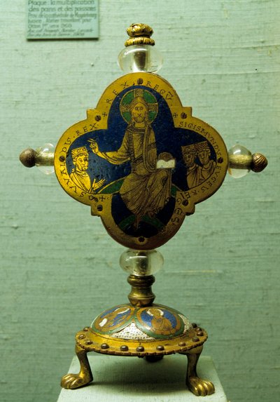 Relicario de Enrique II conocido como el Santo, emperador del Sacro Imperio Romano (973-1024) (canonizado en 1200). Hecho en esmalte, cristal, cobre, plata y oro. 1170 aprox. De Baja Sajonia, Saint Michel d