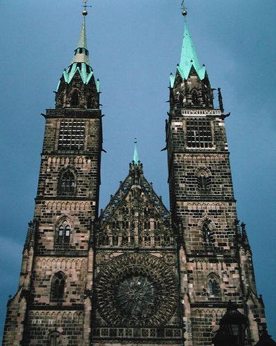 Rosetón en la fachada oeste de St. Lorenzkirk de German School