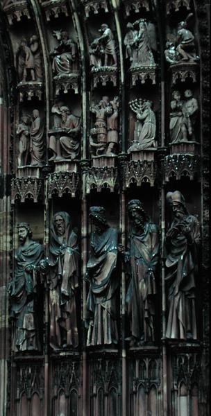Detalle escultórico del lado derecho del portal central, fachada oeste, comenzado en 1277 de German School