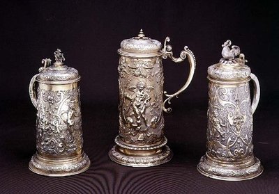 Jarra cilíndrica de plata dorada por Paul Hubner, Augsburgo 1590; jarra cilíndrica de plata dorada por Tobias Kramer, Augsburgo 1620; jarra cilíndrica de plata dorada parcial por Paul Hubner, Augsburgo 1590, siglos XVI-XVII de German School