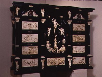Kunstcabinet del sur de Alemania, decorado con figuras talladas y placas, 1690 de German School