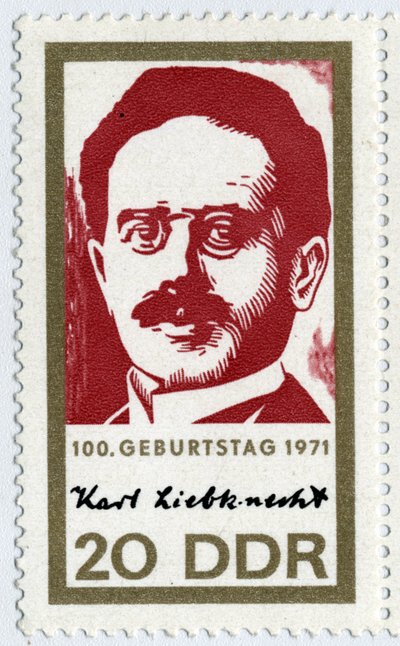 Sello representando a Karl Liebknecht (1871-1919), un comunista revolucionario alemán, uno de los fundadores del movimiento Espartaquista (Espartaquismo o Partido Socialdemócrata Alemán). de German School