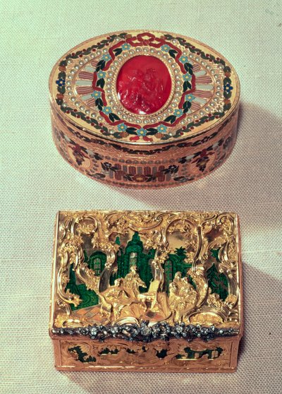 Parte superior: Caja de rapé de oro incrustada con varias piedras con un camafeo de cornalina en el centro con amorini, posiblemente por J. C. Neuber de Dresde. Parte inferior: Caja de rapé de oro con grupos de figuras entre rollos rococó de German School