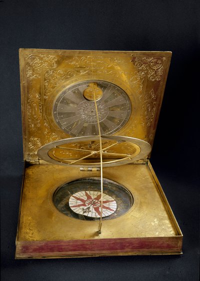 Reloj solar universal hecho de cobre, oro, vidrio y papel hecho en Alemania. Principios del siglo XVII de German School