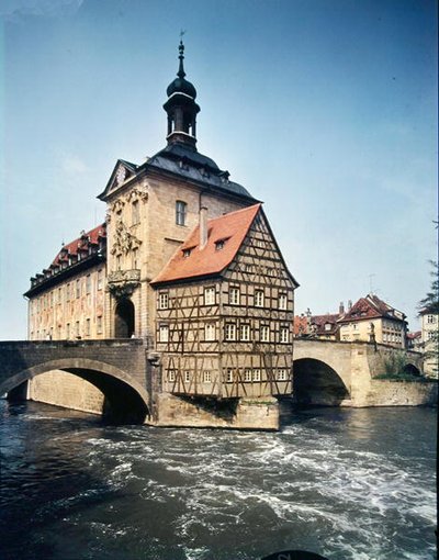 Vista del Altes Rathaus, originalmente construido en 1453 y reconstruido por J.M. Kuchel en 1744-56 de German School