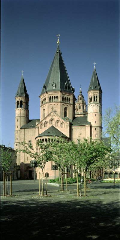 Vista de la Catedral de San Martín y San Esteban desde el noreste de German School