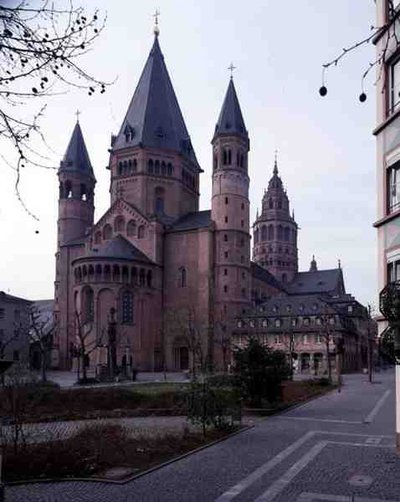 Vista de la Catedral de San Martín y San Esteban desde el noreste de German School