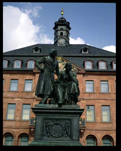Vista del Nuevo Ayuntamiento y el monumento a los Hermanos Grimm de German School