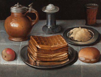Gofres y mantequilla en platos de peltre con una manzana, panecillo, jarra, salero de pie y un vaso de cerveza con prunts en una mesa cubierta con mantel de German School