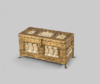 Figuras de marfil de morsa montadas en una caja de roble con estilo medieval y revestida de cobre, marfil del siglo XI o XII de German School