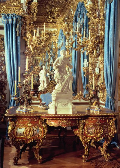 Mesa de escritura y estatua de Luis XV en la sala de los espejos de German School